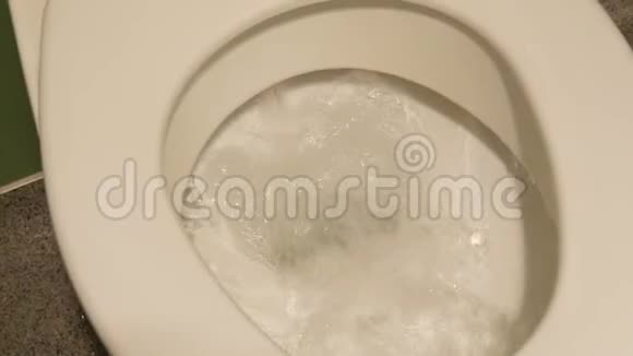 公共卫生间白色陶瓷卫生间隔间积水视频的预览图