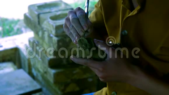 特写女性用粘土制作传统东方龙视频的预览图