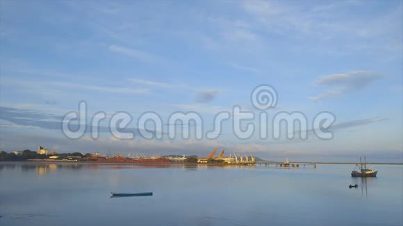 从海洋欣赏科纳克里港口的晨景视频的预览图