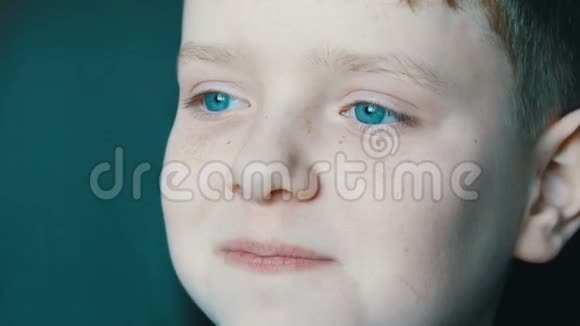 年轻的金发男孩有一双绿松石的快乐眼睛脸上长着红雀斑长着长长的白色睫毛远远望去视频的预览图