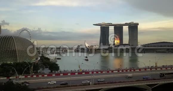 日落时的新加坡鸟瞰著名的滨海湾金沙酒店视频的预览图