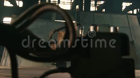 金属切割机在生产中的作用视频的预览图