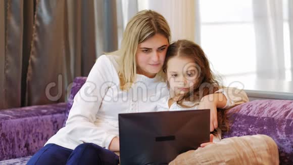 家庭休闲妈妈女儿一起笔记本电脑视频的预览图