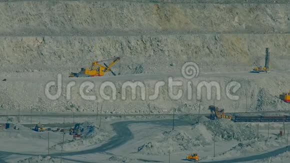 巨大的挖掘机机械在石棉石矿石层上运作视频的预览图