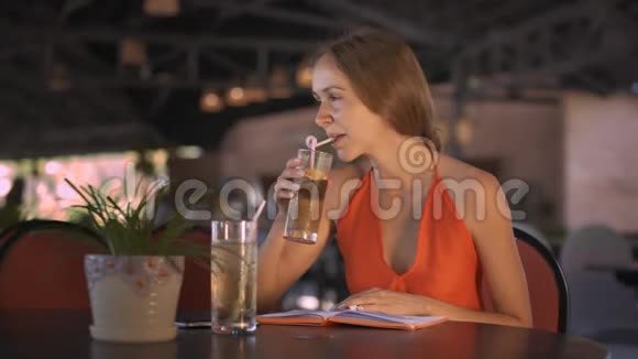女士饮料阅读咖啡厅日记视频的预览图
