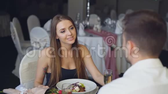 帅哥提议给漂亮女人一个惊喜然后把订婚戒指戴在她的手指上亲吻她的手视频的预览图