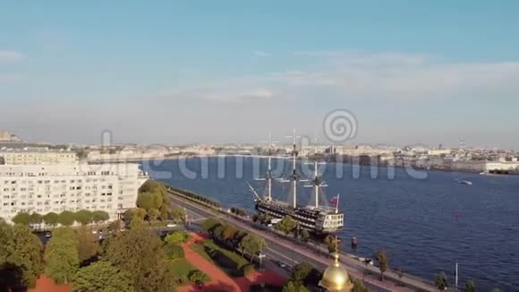 俄罗斯圣彼得堡2018年8月21日俯瞰彼得保罗要塞的城市全景哈里岛视频的预览图