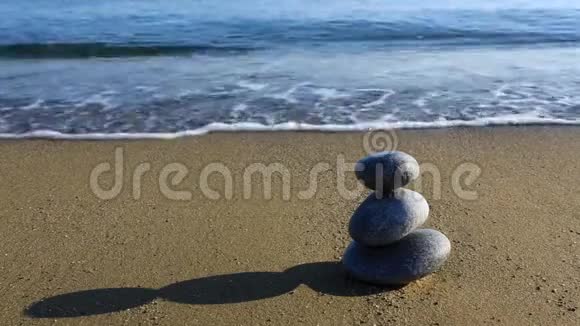 沙滩上均衡的灰色石头视频的预览图