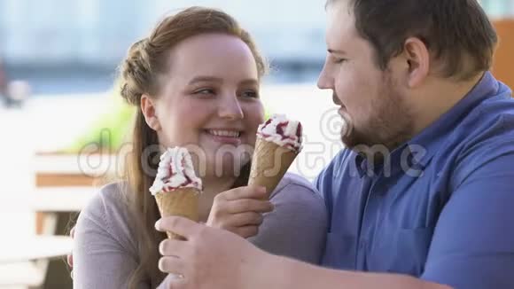 爱肥胖的情侣分享冰淇淋甜甜甜点约会时调情视频的预览图
