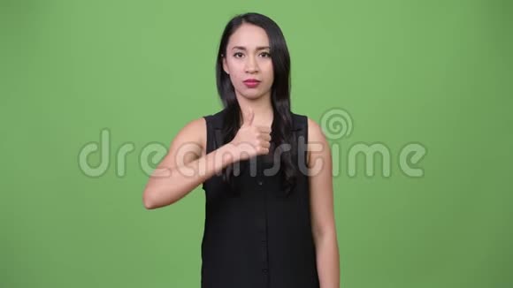 年轻的亚洲女商人竖起大拇指视频的预览图