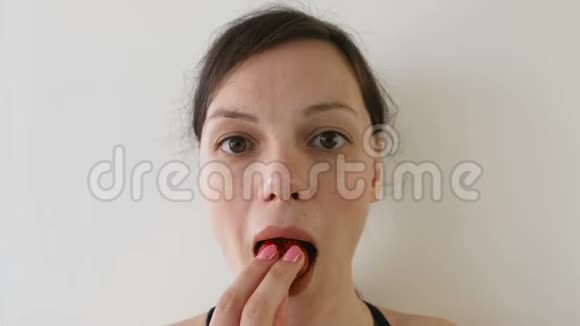 女人吃草莓的肖像前景视频的预览图