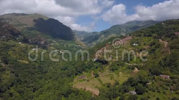 鸟瞰绿林覆盖的山峡丘陵意大利卡拉布里亚的山景天气晴朗视频的预览图