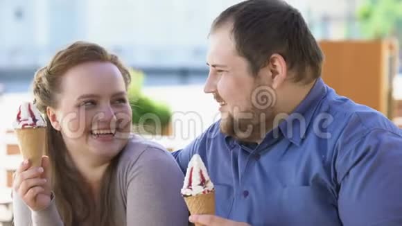 肥胖的男女朋友享受冰淇淋甜点暴饮暴食视频的预览图
