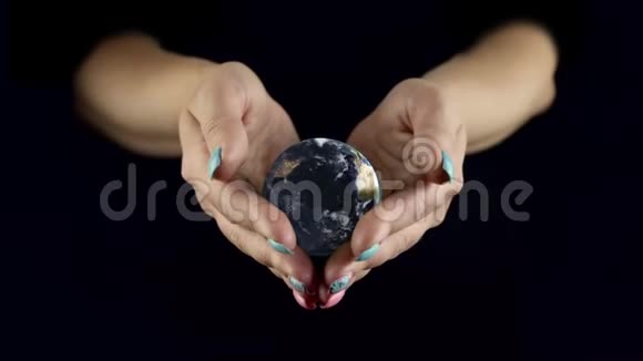女性手握着现实的地球从欧洲开始手与旋转地球地球仪开始显示黑夜和白天视频的预览图