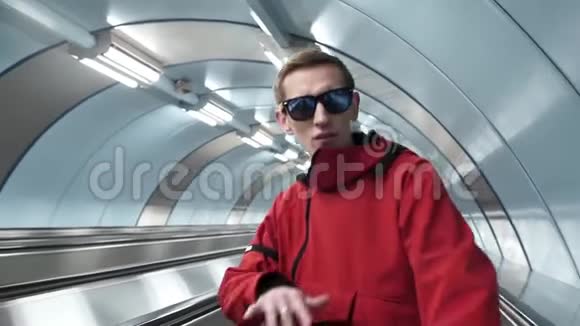 穿着红色夹克和太阳镜的帅哥在旅行家讲话视频的预览图