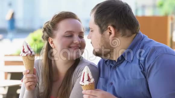 浪漫的情侣手里拿着甜冰淇淋患糖尿病视频的预览图
