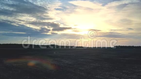 日落的太阳从乌云后面的黑场和道路视频的预览图
