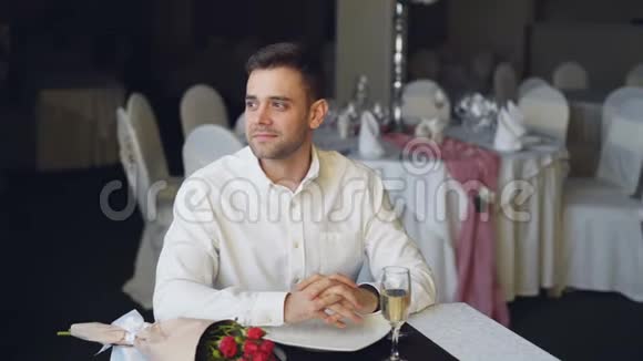 有爱心的男人正在餐馆等他的女朋友她正过来用手闭上他的眼睛拥抱和拥抱视频的预览图