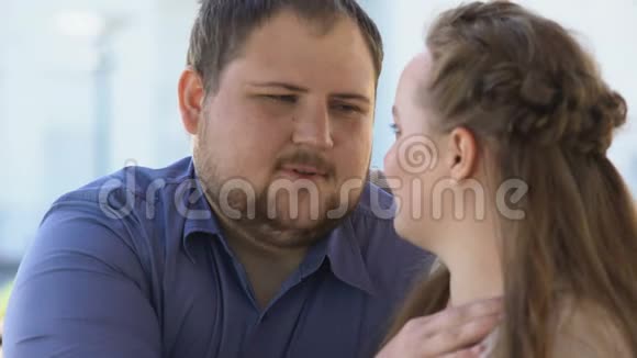 男人抚摸女朋友的脸夫妻的感情感情的表达爱情视频的预览图