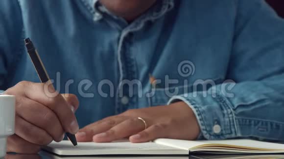 特写男手在做笔记书写手视频的预览图