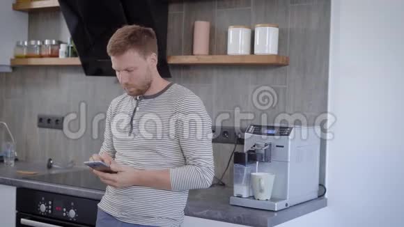 帅哥在家厨房等他的咖啡视频的预览图