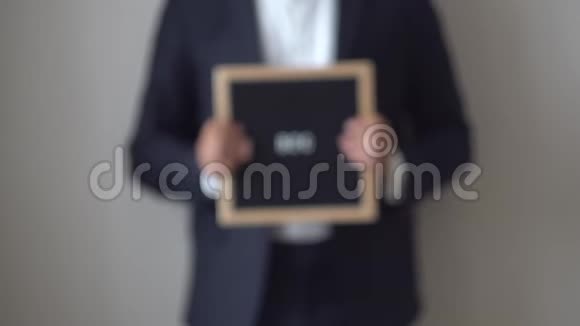 匿名商人手中的文字板上的字母B2C视频的预览图