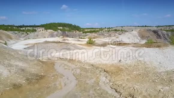 摄像机移动在泥矿石磨磨平的斜坡顶部视频的预览图