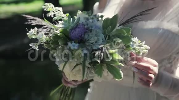 新娘手里捧着美丽的婚礼花束视频的预览图