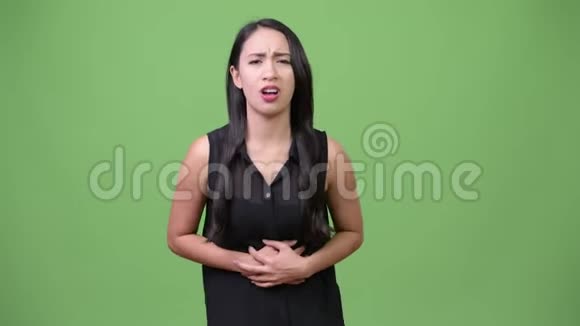 年轻漂亮的亚洲女商人胃疼视频的预览图