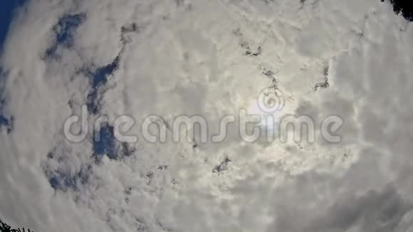 蓬松的白云蓝天运动明亮的天空白云云景多云的天堂视频的预览图