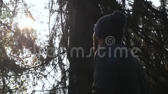 孤独的人站在森林里视频的预览图