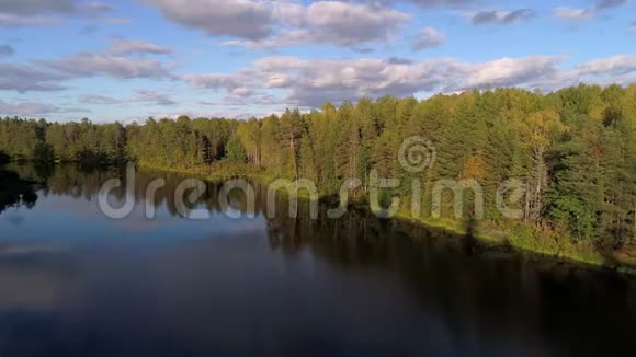林湖之滨九月天航拍视频俄罗斯科斯特罗马地区视频的预览图