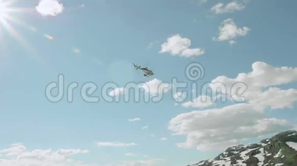 挪威山区上空的直升机视频的预览图