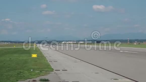 意大利瓦雷西马尔彭萨国际机场从飞机窗口起飞跑道视频的预览图