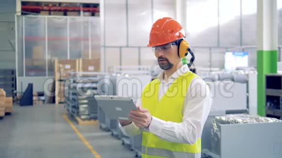 工厂雇员站在工厂单位的工作过程视频的预览图
