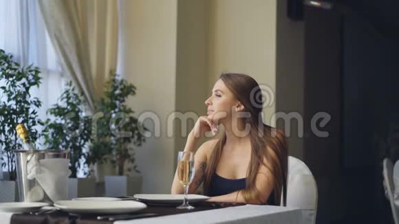 快乐的女朋友在餐馆里独自等他后正从男朋友那里得到鲜花和礼物浪漫浪漫视频的预览图
