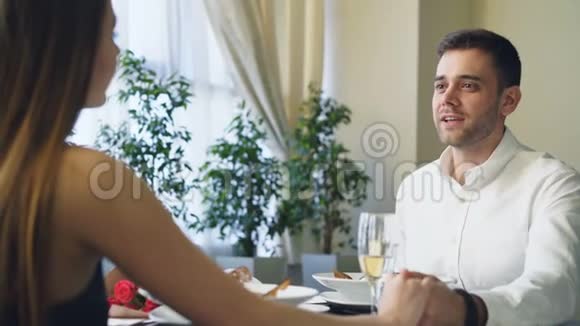 幸福的爱人穿着白衬衫向漂亮的女朋友求婚然后在结婚时给她戒指视频的预览图