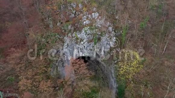 无人驾驶飞机从空中俯瞰神秘的大洞穴入口视频的预览图