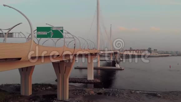 俄罗斯圣彼得堡2018年8月21日城市全景俯瞰斜拉桥视频的预览图