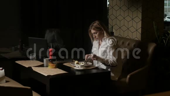拿着笔记本的女人正在吃晚饭视频的预览图