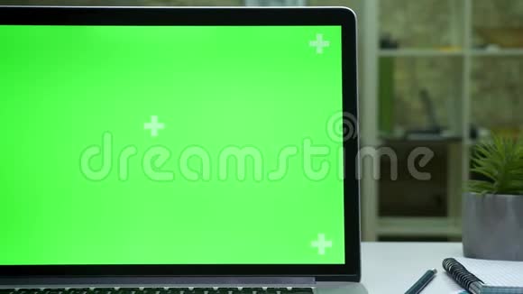 现代办公室笔记本电脑绿屏特写工作电脑室内空房视频的预览图