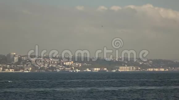 伊斯坦布尔大厦7月15日烈士桥博斯普鲁斯海峡与船舶交通全景空中视频慢慢视频的预览图