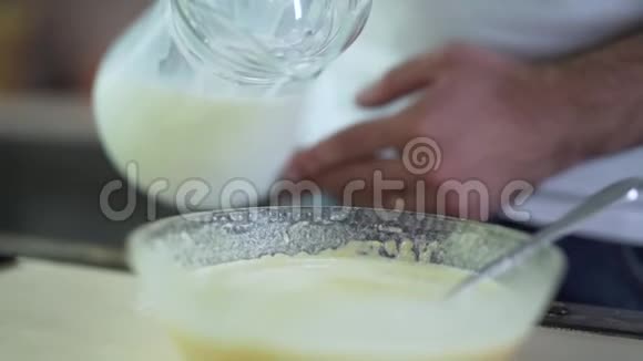 人在碗里加牛奶视频的预览图
