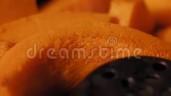 宏新鲜橙皮南瓜在煤气炉上炖视频的预览图