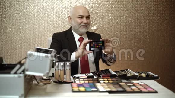 专业化妆师展示持色器视频的预览图