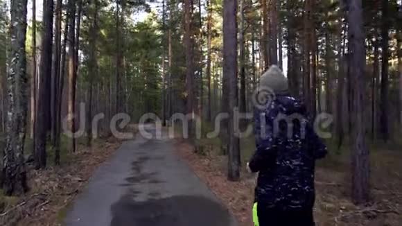 一个年轻人在一个美丽的公园里慢跑视频的预览图