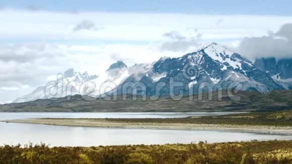 智利巴塔哥尼亚托雷斯德尔潘恩国家公园的风景视频的预览图