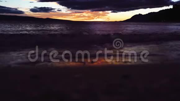 在贝奇的剪影腿上海滩上日落天空美丽海上日落视频的预览图