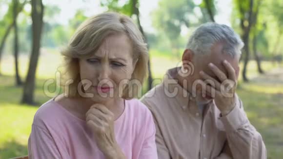 老年夫妇因近亲生病而哭泣绝望视频的预览图