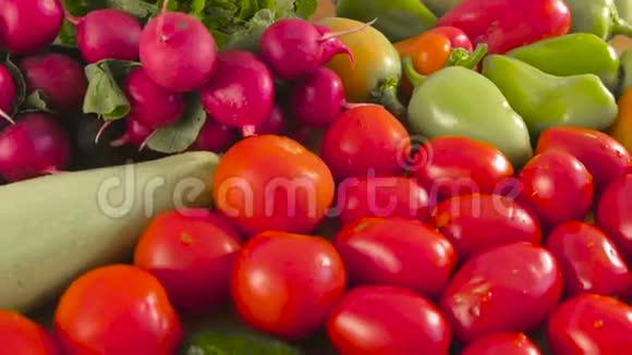 厨房提供新鲜蔬菜西红柿黄瓜西葫芦辣椒青菜萝卜和蘑菇的近景视频的预览图